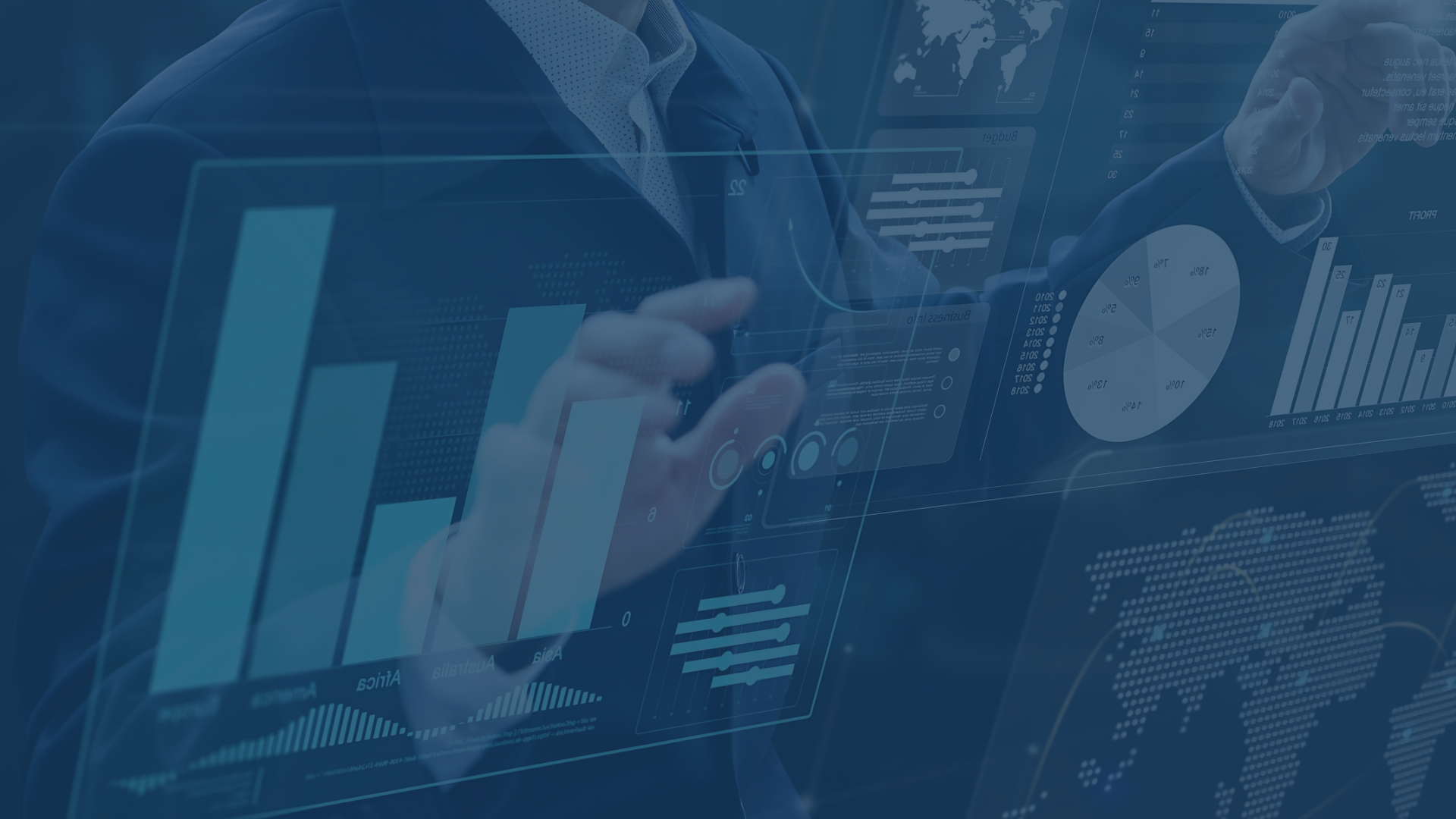 Ein Geschäftsmann in einem Anzug interagiert mit einem transparenten digitalen Dashboard, das verschiedene Datenvisualisierungen wie Balkendiagramme, Kreisdiagramme und Weltkarten anzeigt. Das Bild symbolisiert Business Intelligence (BI) und die Nutzung von Microsoft Power BI zur Datenanalyse und Entscheidungsfindung.