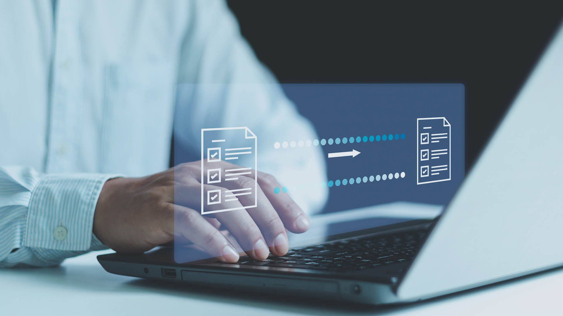 Automatischer Dokumentenexport für Ausgangsbelege in digitalen Geschäftsprozessen Das Bild symbolisiert die digitale Übertragung von Ausgangsbelegen: Ein Nutzer am Laptop sendet strukturierte Dokumente – ein Hinweis auf automatisierte Workflows, papierlose Abläufe und effiziente Datenprozesse.