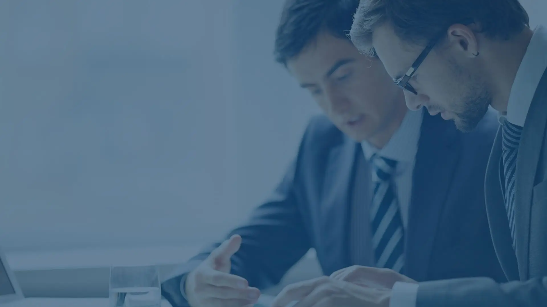 Download Readiness Check Zwei Business-Männer in Blautönen diskutieren in einem modernen Büro, Symbol für professionelle Zusammenarbeit und Geschäftsgespräche.