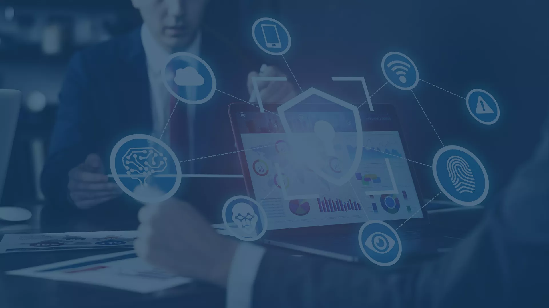 Grafische Darstellung von Cyber-Sicherheitsaspekten in Unternehmen mit Symbolen für Cloud, Netzwerk, Fingerabdruck, Warnzeichen und Sicherheit. Ein Geschäftsmann und ein Kollege im Hintergrund diskutieren vor einem Laptop mit Sicherheitsdiagrammen und Datenvisualisierungen, die die Anforderungen der NIS 2-Richtlinie nach BSI-Vorgaben zur Netz- und Informationssicherheit verdeutlichen.