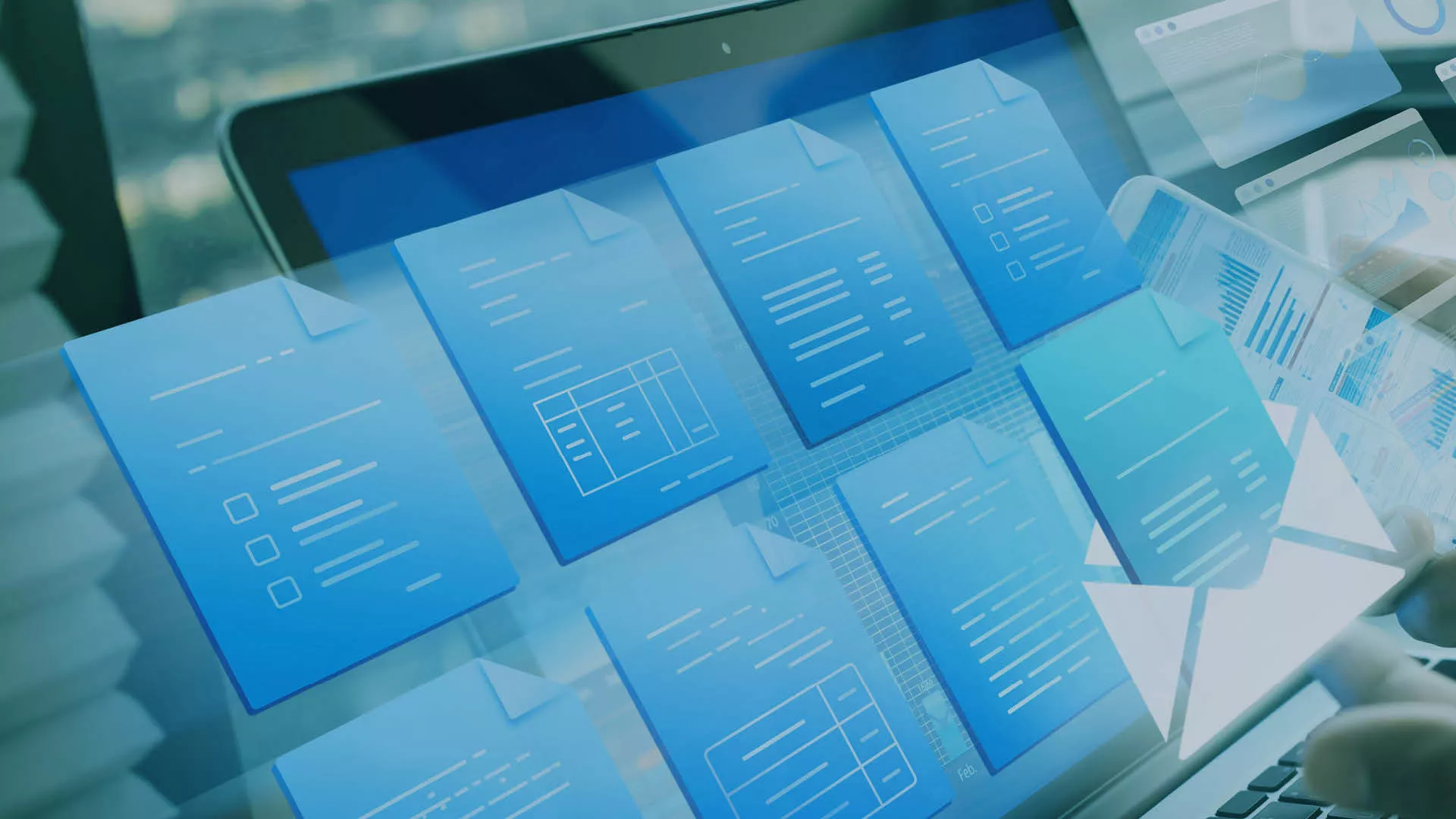 Das Bild zeigt digitalisierte Rechnungs- und Dokumentenprozesse auf einem Laptop – ein Symbol für moderne Kreditorenbuchhaltung, papierlose Workflows und effiziente Datenübermittlung in Unternehmen.