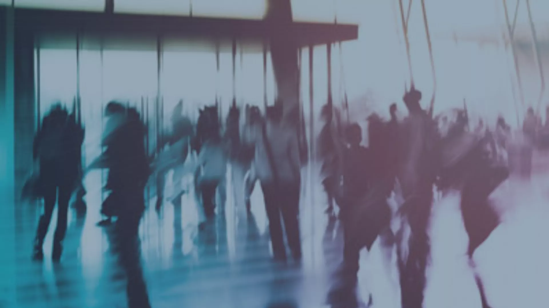 Verschwommene Menschen in Bewegung in einer modernen Halle – Symbol für Dynamik und Wandel