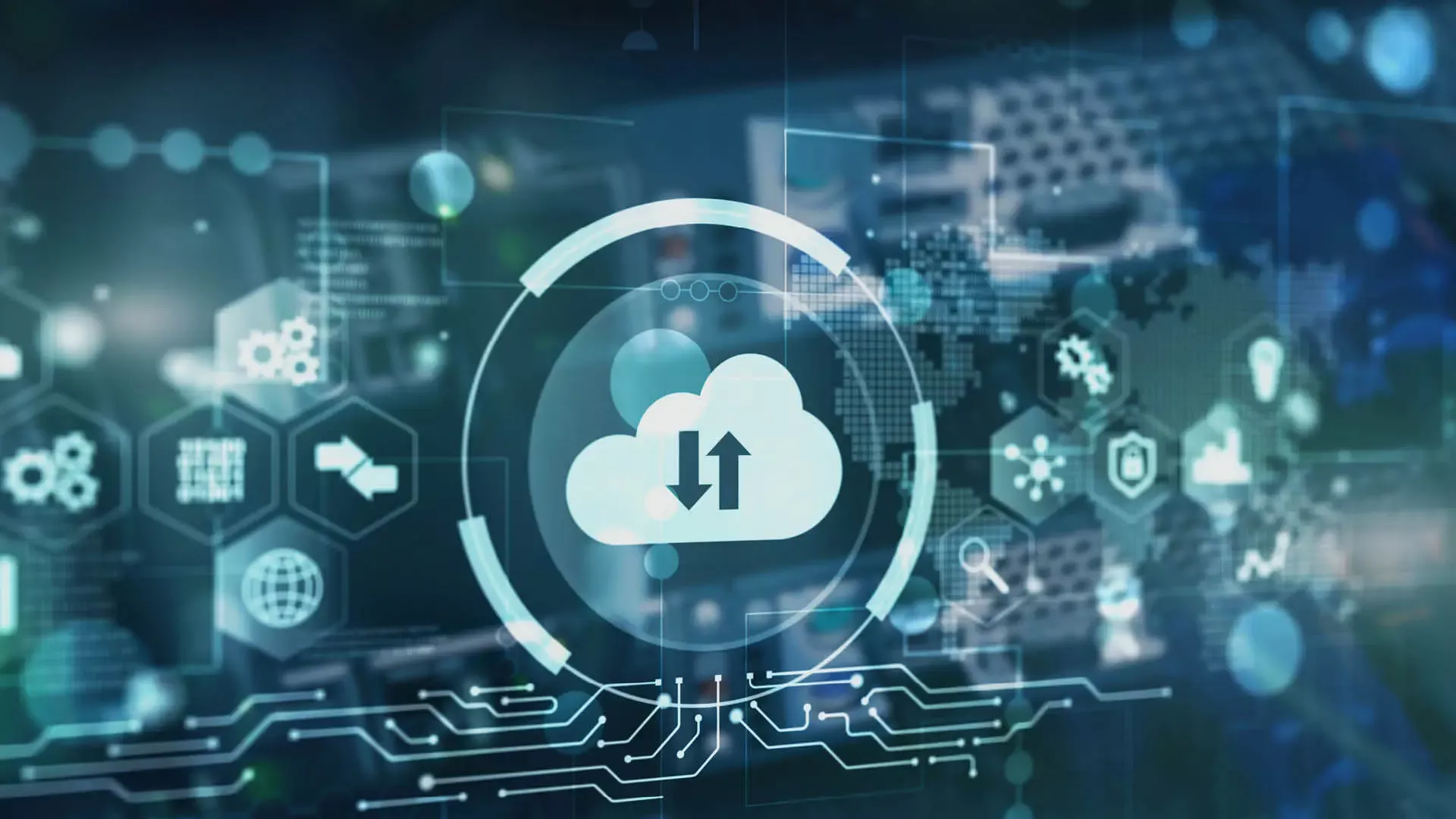 Cloud-Icon mit Upload- und Download-Pfeilen vor digitalem Hintergrund zur Darstellung von M365- und Cloud-Security-Checks.