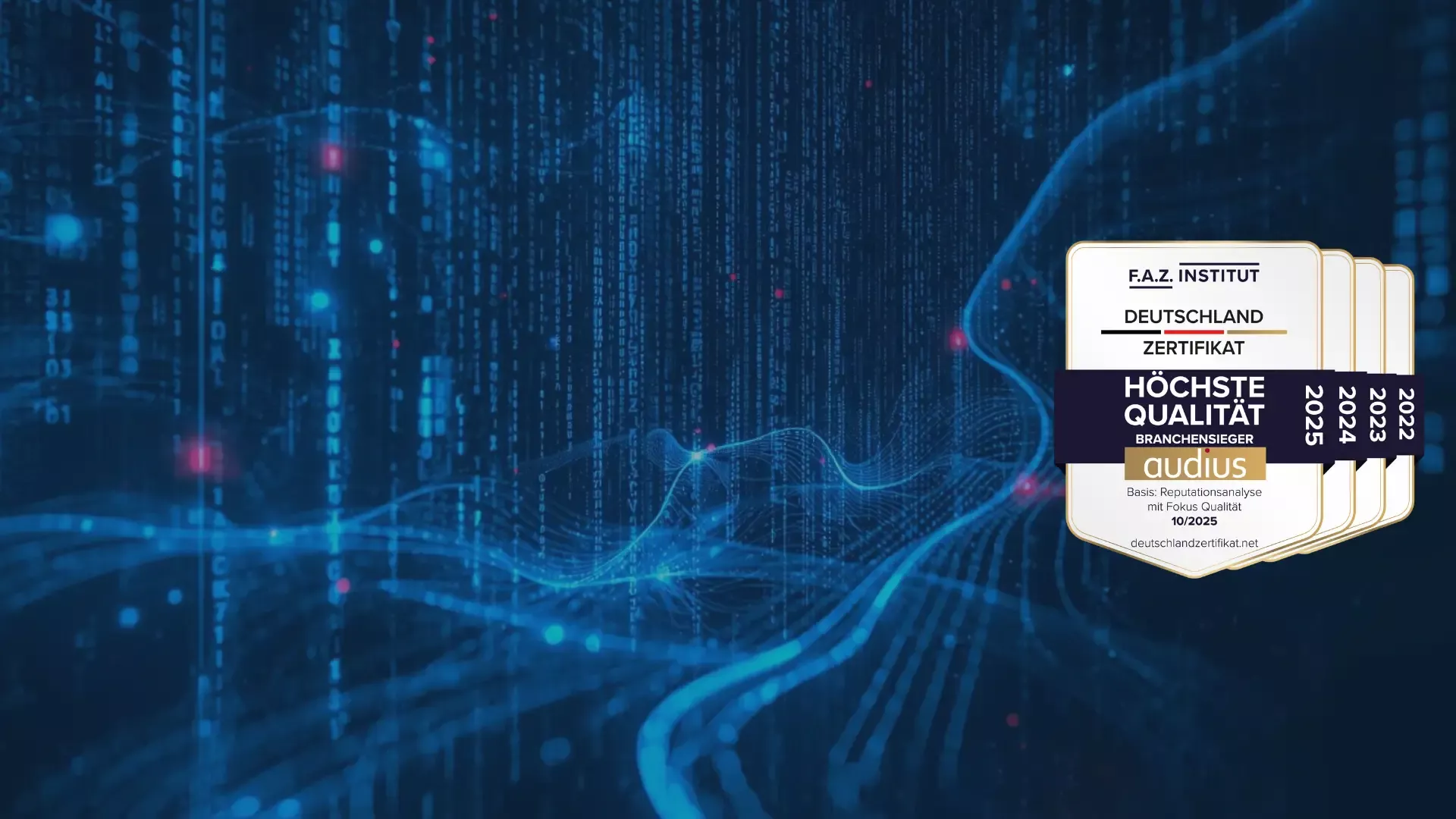 Digitaler Hintergrund mit Matrix-Code und Wellenlinien, rechts im Bild vier gestaffelte Zertifikatsabzeichen des F.A.Z.-Instituts mit audius-Logo, die die Auszeichnung 'Höchste Qualität - Branchensieger' für die Jahre 2022 bis 2025 zeigen, basierend auf Reputationsanalyse mit Fokus Qualität