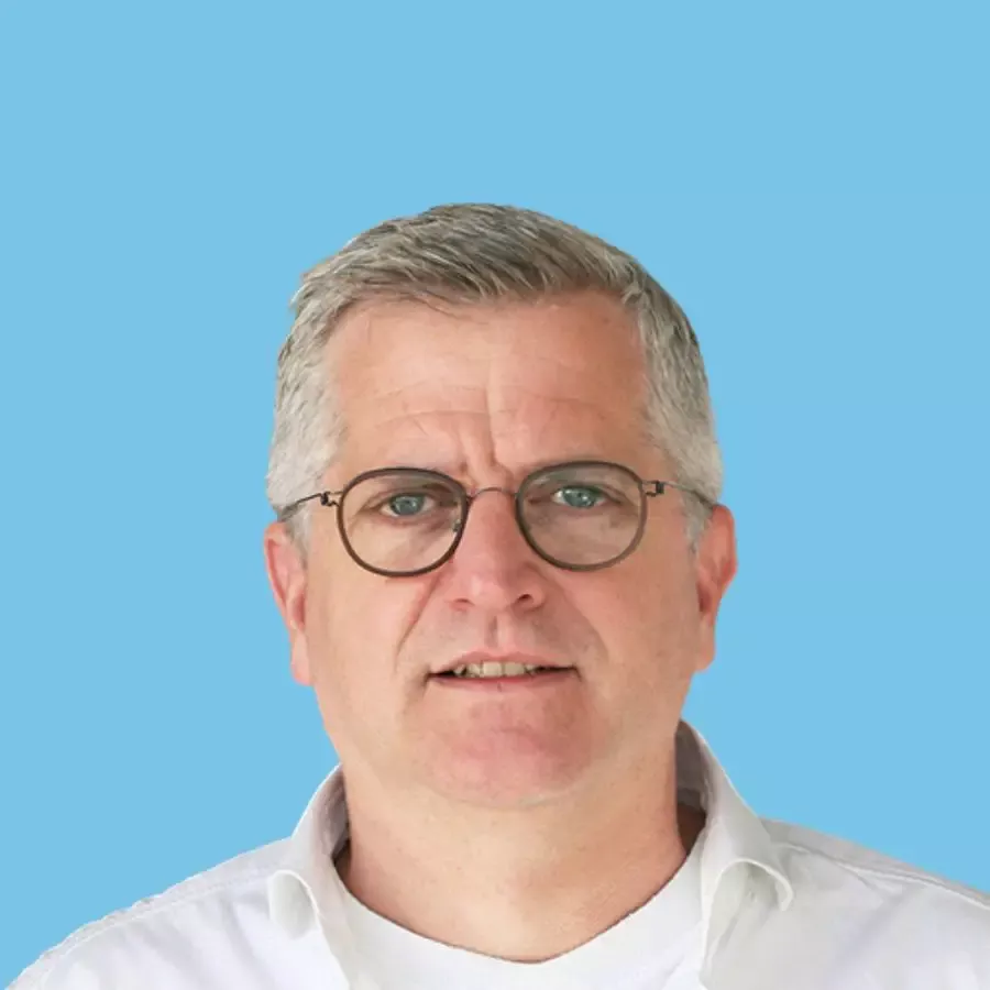 Porträt eines Mitarbeiters der Firmengruppe Lorinser als Kundenstimme vor neutralem Hintergrund.