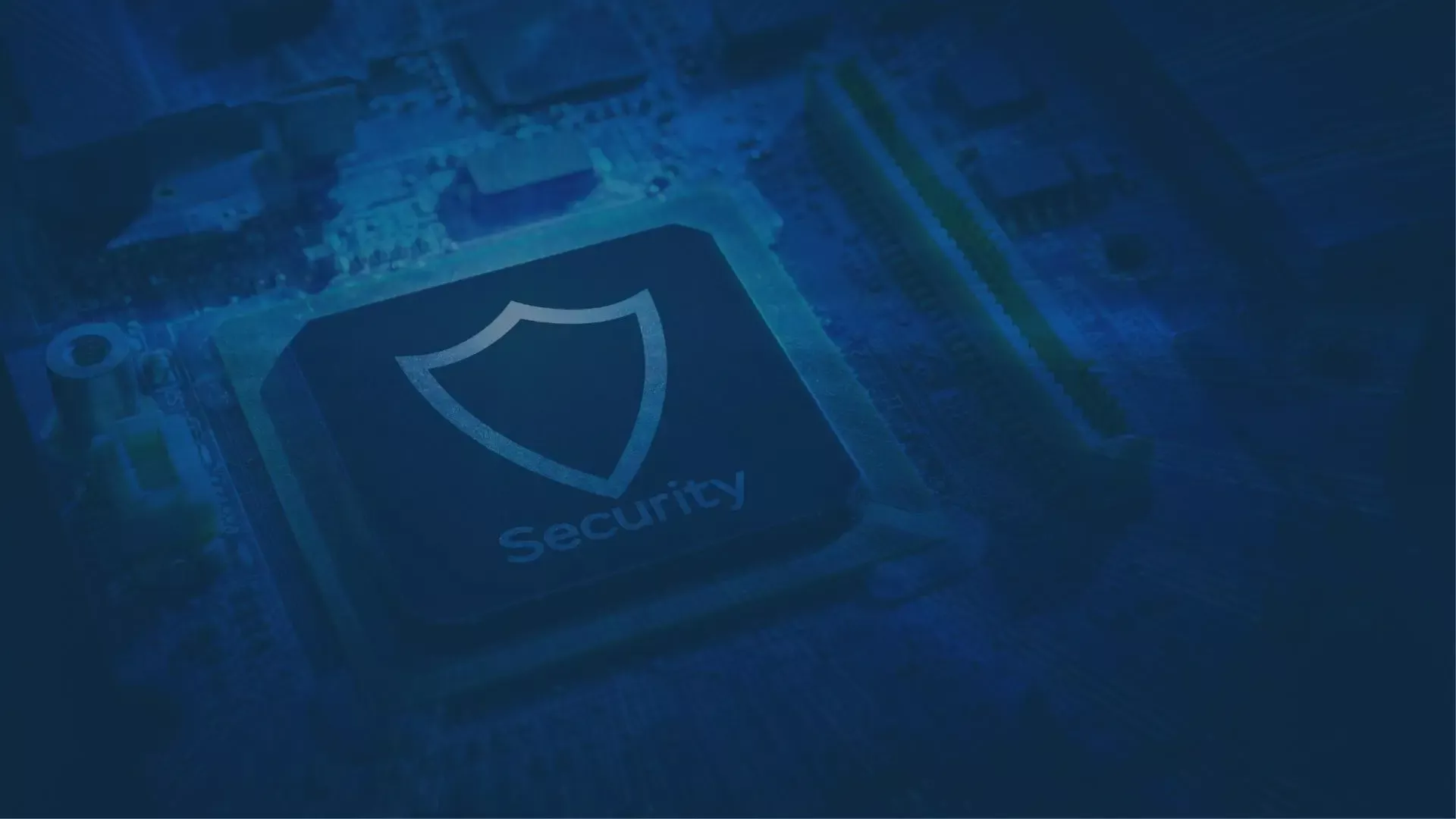 Computerplatine mit einem leuchtenden Chip, auf dem ein Schutzschild und 'Security' steht, als Symbol für IT-Security Services.