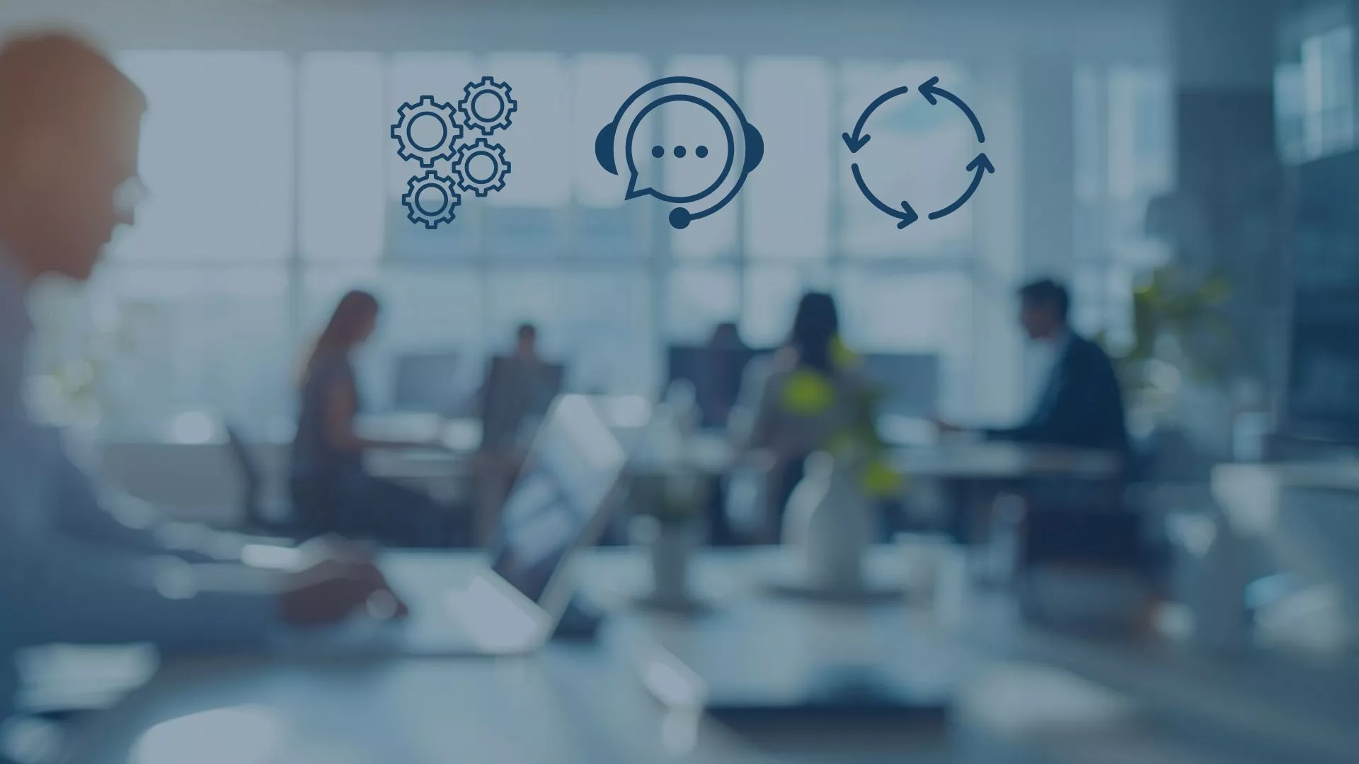 Moderne Büroumgebung mit Dynamics 365: Wie mittelständische Unternehmen 2026 durch Automatisierung von Vertriebsprozessen (Zahnräder), Kundenservice (Chat-Symbol) und internen Workflows (Kreislauf) Effizienz, Transparenz und Wettbewerbsfähigkeit mit Microsoft Dynamics 365 und Power Platform steigern.