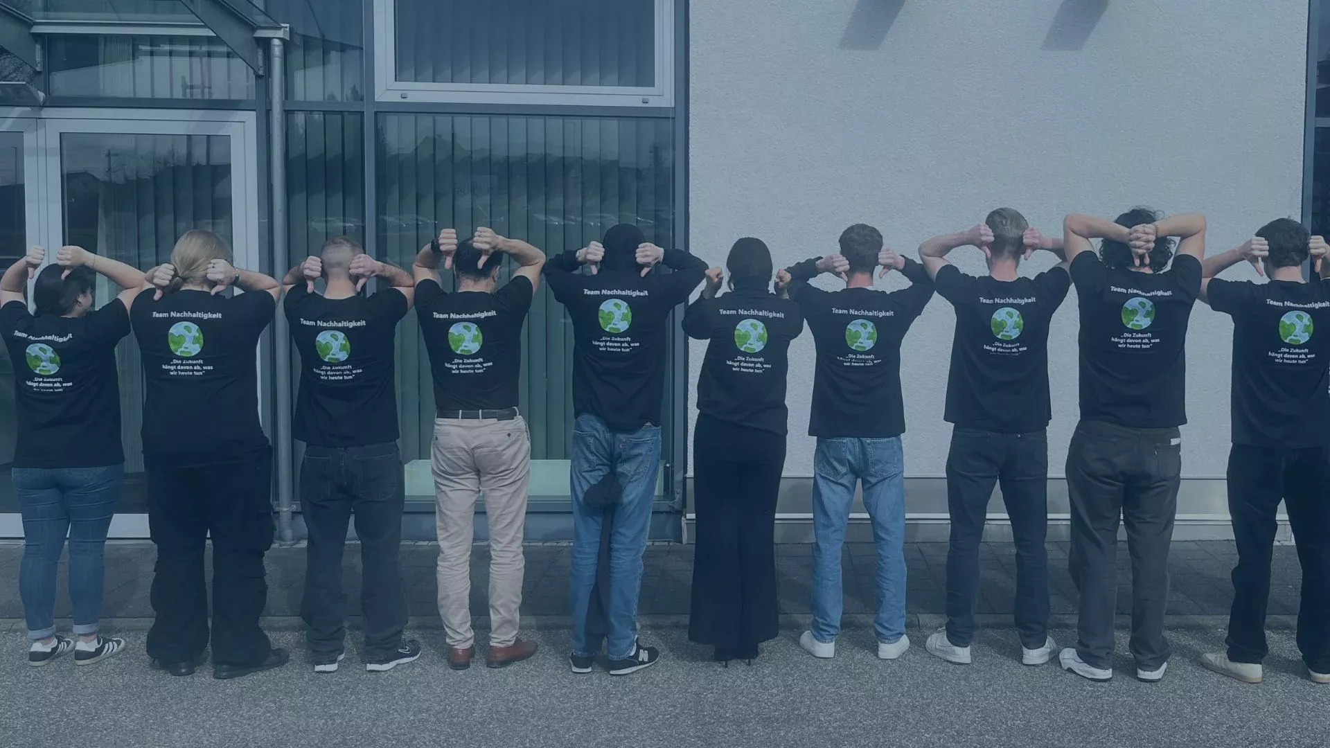 Team Nachhaltigkeit bei audius: Auszubildende und Mitarbeitende zeigen mit T-Shirts und gemeinsamem Engagement ihr aktives Eintreten für Umweltverantwortung und nachhaltige Unternehmensentwicklung – ‚Die Zukunft liegt in unseren Händen‘.