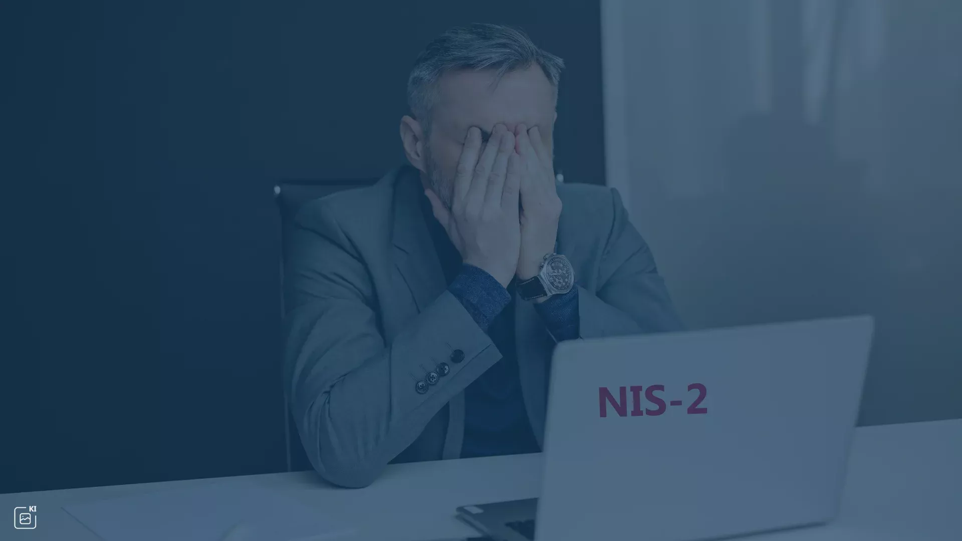 Ein besorgter Geschäftsmann in Anzug sitzt vor einem Laptop mit der Aufschrift 'NIS-2' und hält sich die Hände vor das Gesicht – Symbol für den gestiegenen Handlungsdruck nach Ablauf der NIS-2-Registrierungsfrist, die IT-Sicherheitsanforderungen für kritische und wichtige Dienste in der EU verschärft und Unternehmen vor Bußgelder, Cyberrisiken und Reputationsschäden stellt.