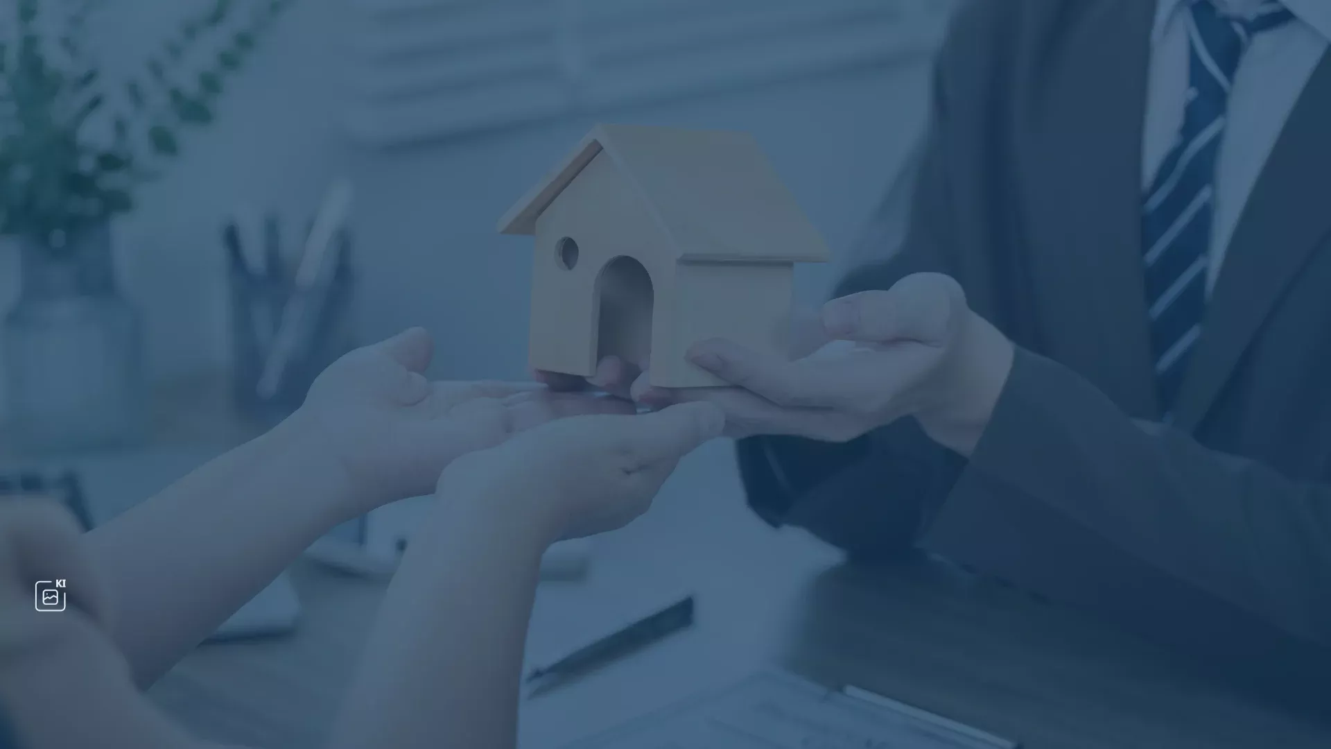 Zwei Hände halten ein Miniaturhausmodell, das die komplexen und ineinandergreifenden Abläufe der Immobilienwirtschaft symbolisiert – von der Neuvermietung über Dokumentation bis hin zu Eigentümerversammlungen und Betriebskostenabrechnungen