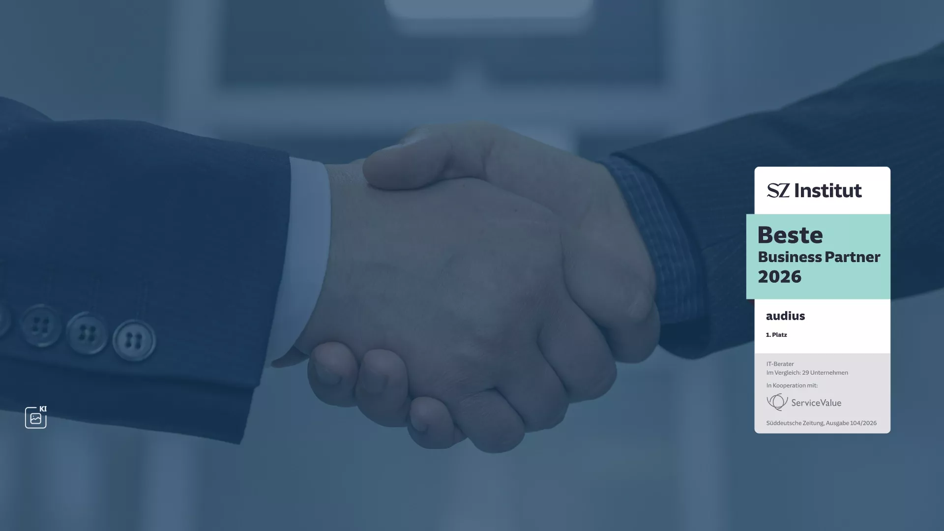 Händedruck zweier Geschäftsleute im Business-Outfit mit SZ-Institut-Award ‚Beste Business Partner 2026‘ – audius auf Platz 1 in der Kategorie IT-Beratung (29 Unternehmen im Vergleich, Süddeutsche Zeitung, Ausgabe 104/2026).