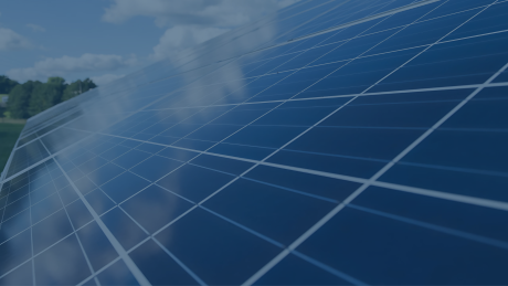 Solarpanel einer Photovoltaikanlage, das im Vordergrund zu sehen ist. Es symbolisiert die Effizienz und Nachhaltigkeit der von Energieversum angebotenen Lösungen. Das Unternehmen setzt auf die Branchenlösung audius , die auf Microsoft Dynamics 365 basiert, um seine Prozesse zu optimieren und durch Digitalisierung schneller zu wachsen.