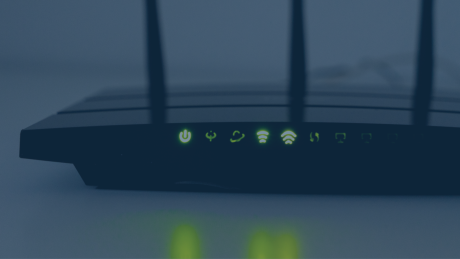 Ein moderner WLAN-Router mit mehreren Antennen und leuchtenden Status-LEDs für Strom, Internetverbindung und WLAN-Signal. Symbolisiert eine stabile und leistungsfähige Netzwerkverbindung.