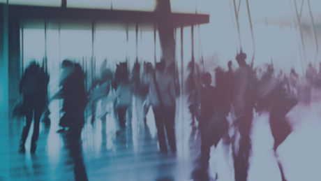 Symbolbild für digitale Transformation, Bewegung und moderne Arbeitsumgebungen Verschwommene Menschen in Bewegung in einer modernen Halle – Symbol für Dynamik und Wandel