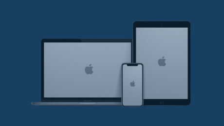 macOS 26 Neuerungen: Die wichtigsten MDM-Updates für IT-Admins | audius MacBook, iPhone und iPad mit Apple-Logo auf blauem Hintergrund. Symbolbild für die neuen Funktionen von macOS 26 (Tahoe), die Produktivität, Sicherheit und Verwaltung im Unternehmensumfeld verbessern.