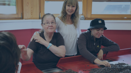 Kaffee mit Verantwortung: audius und die Rösterei Laufenmühle – Nachhaltigkeit, Inklusion und Regionalität in jeder Tasse | audius Drei Personen in der Rösterei Laufenmühle sortieren gemeinsam Kaffeebohnen – ein Symbol für Nachhaltigkeit, Inklusion und verantwortungsvollen Kaffeegenuss bei audius.