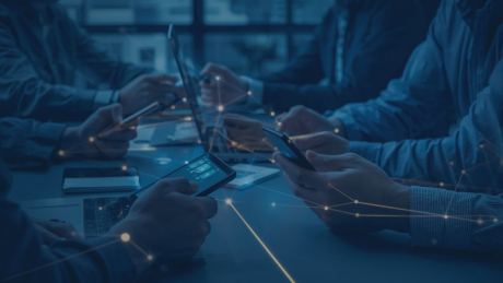 Secure PIM & BYOD: Private Geräte sicher ins Unternehmen integrieren | audius Mehrere Personen arbeiten flexibel mit privaten und geschäftlichen Geräten wie Smartphones und Laptops. Das Bild symbolisiert die moderne Arbeitswelt mit BYOD (Bring Your Own Device) und zeigt, wie SecurePIM durch sichere Container-Lösungen den Zugriff auf Unternehmensdaten schützt – strikt getrennt von privaten Daten, verschlüsselt und DSGVO-konform. Ideal für Unternehmen und Behörden, die Flexibilität und höchste Sicherheitsstandards vereinen möchten