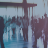 Symbolbild für digitale Transformation, Bewegung und moderne Arbeitsumgebungen Verschwommene Menschen in Bewegung in einer modernen Halle – Symbol für Dynamik und Wandel